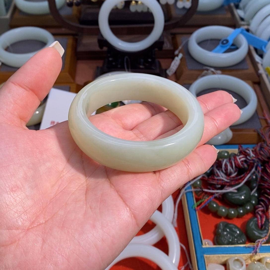 和田玉未镶嵌手镯