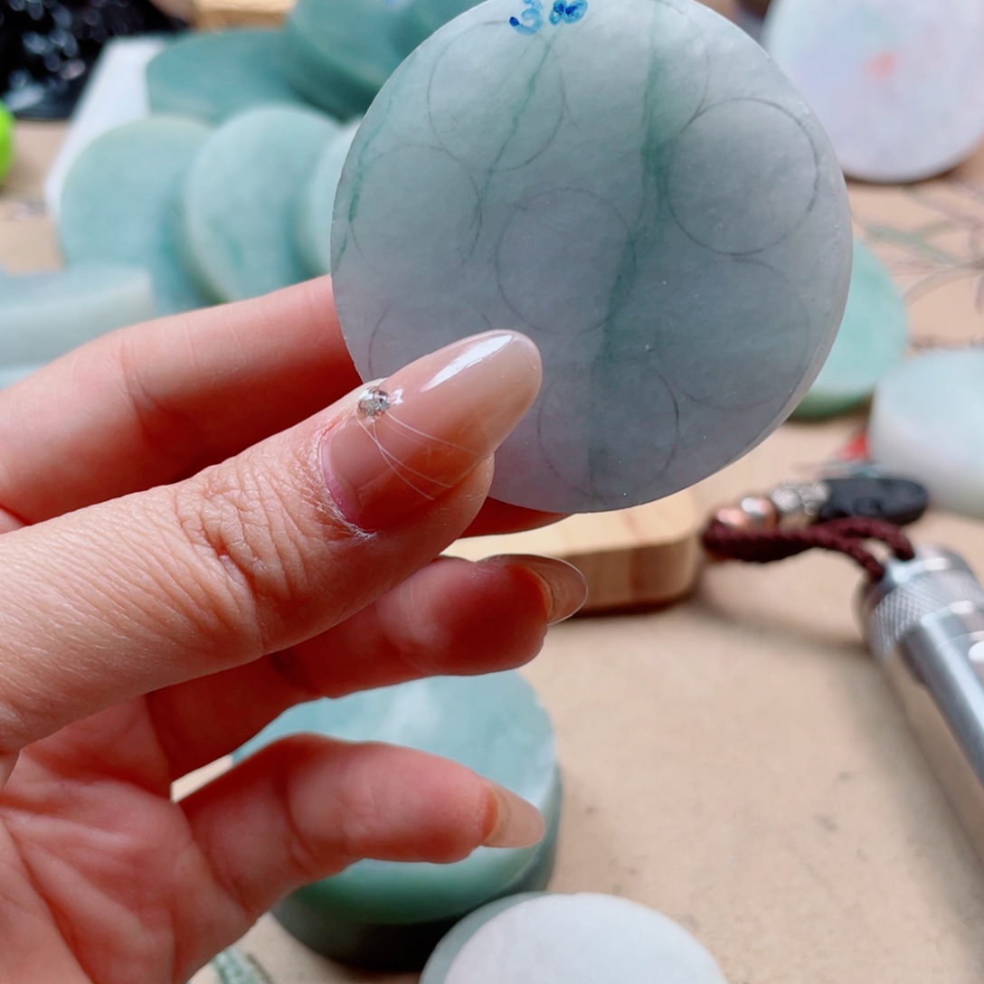 翡翠未镶嵌颈饰635……