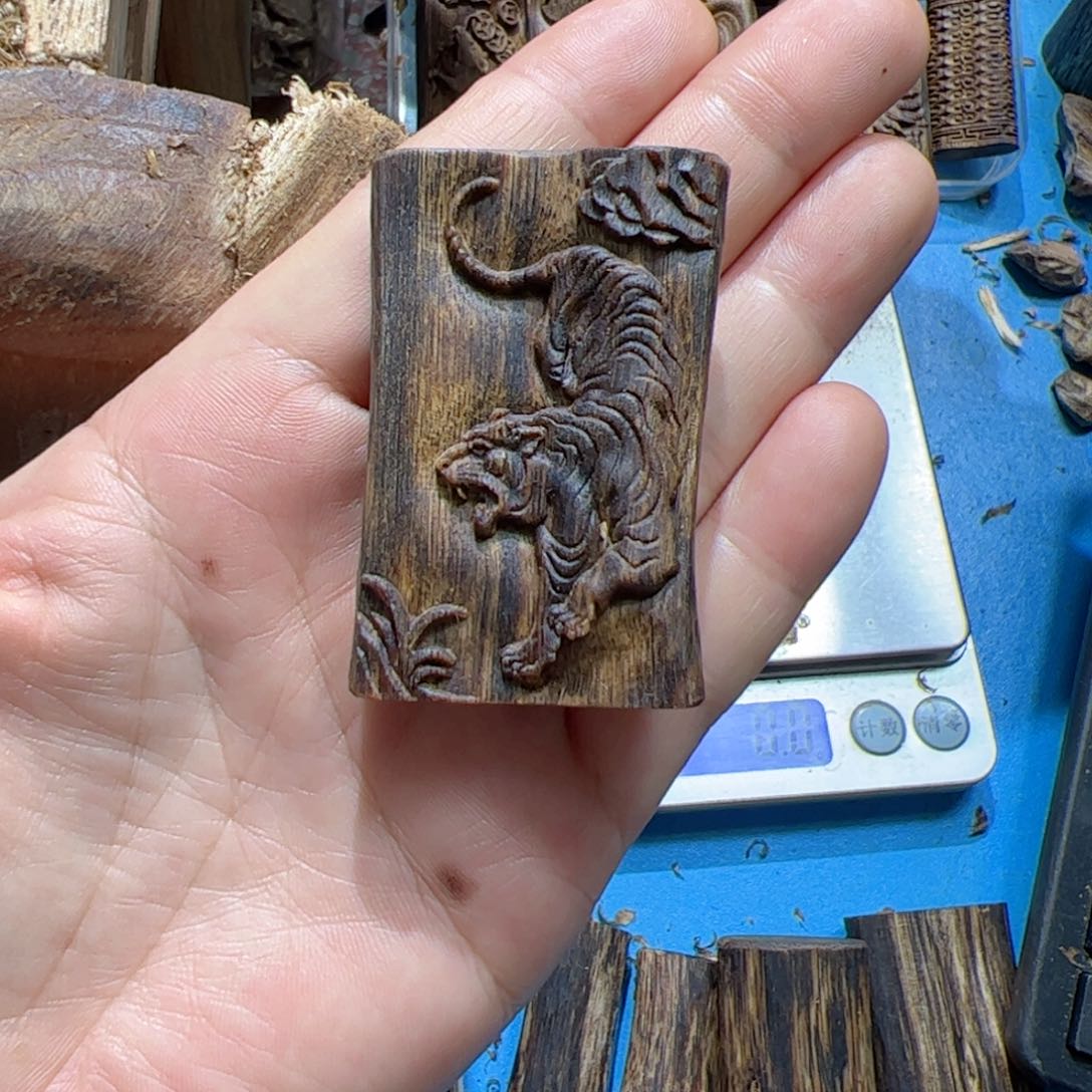 沉香吊坠山**夫白棋虎牌16.6克