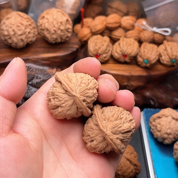 桃核把件?核桃白狮子