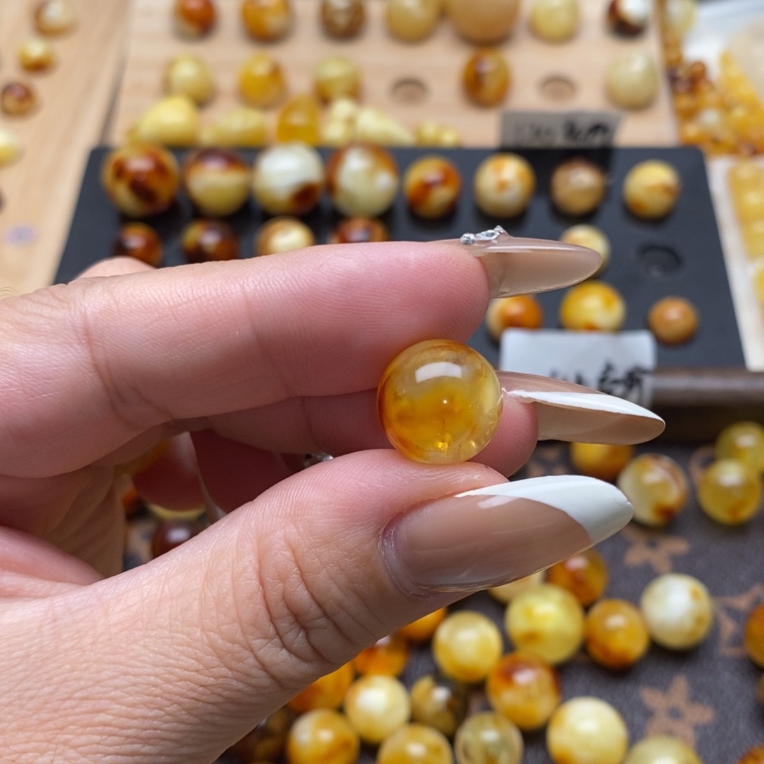 崔***雷琥珀未镶嵌珠宝奇石蜜蜡