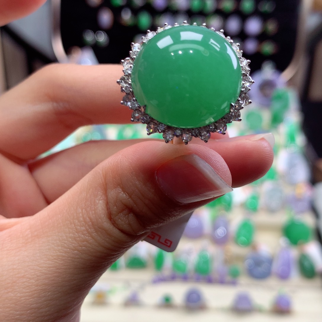 翡翠18K金镶嵌颈饰翡翠