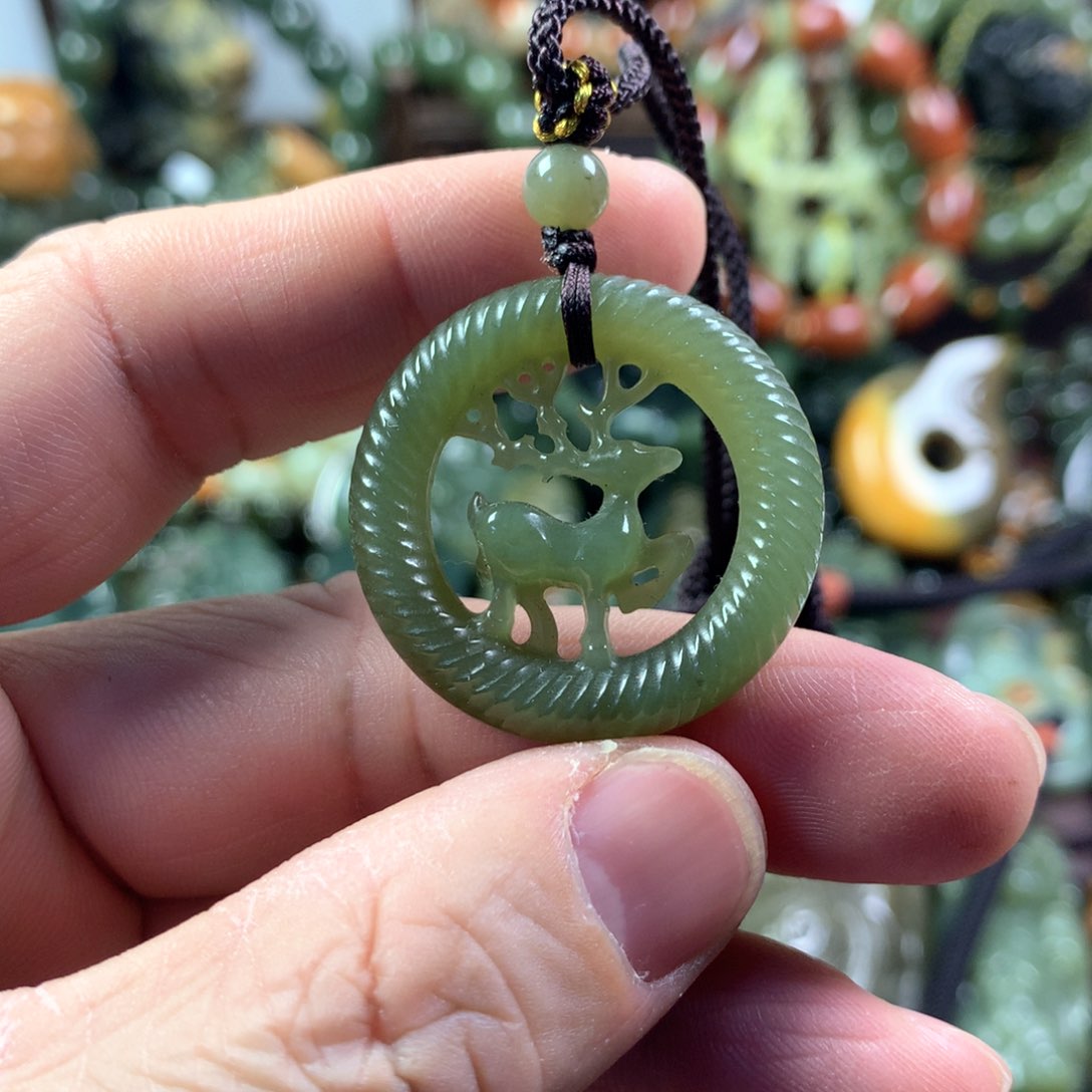 透闪石质玉挂件未镶嵌