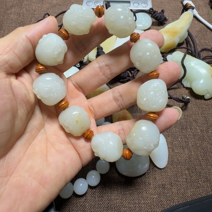 万***部和田玉未镶嵌颈饰