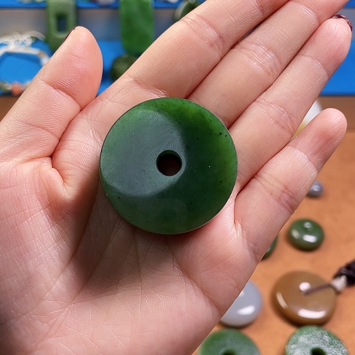 如***懿和田玉未镶嵌颈饰