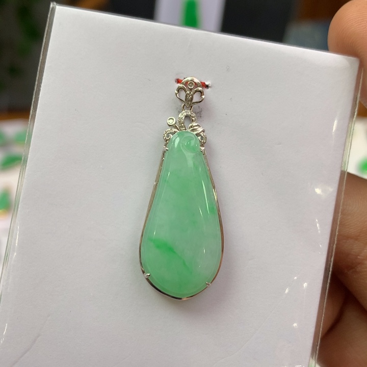 翡翠颈饰18K金镶嵌翡翠