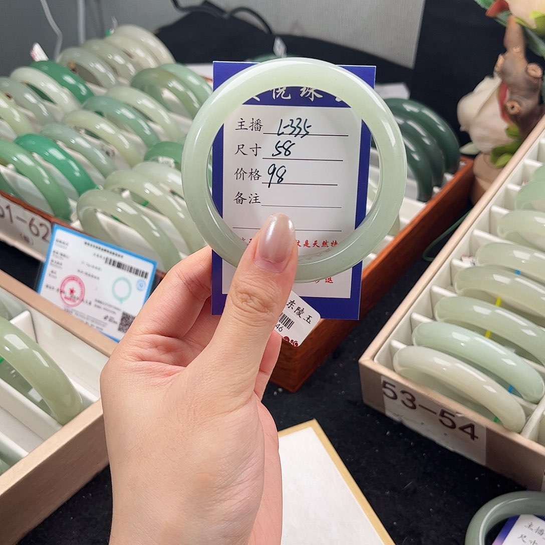 未镶嵌手镯石英质玉秋*?