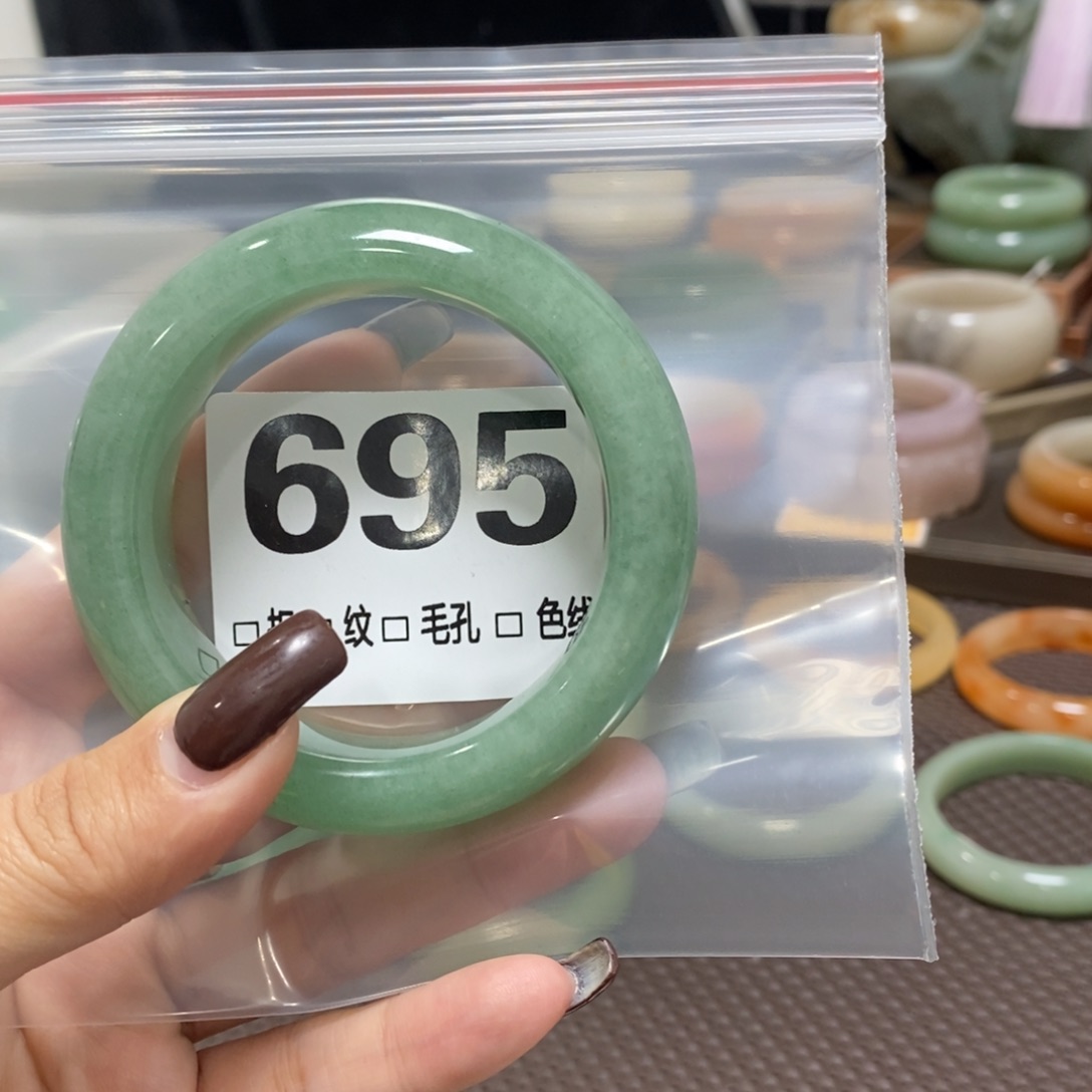 许***来石英岩玉未镶嵌手镯
