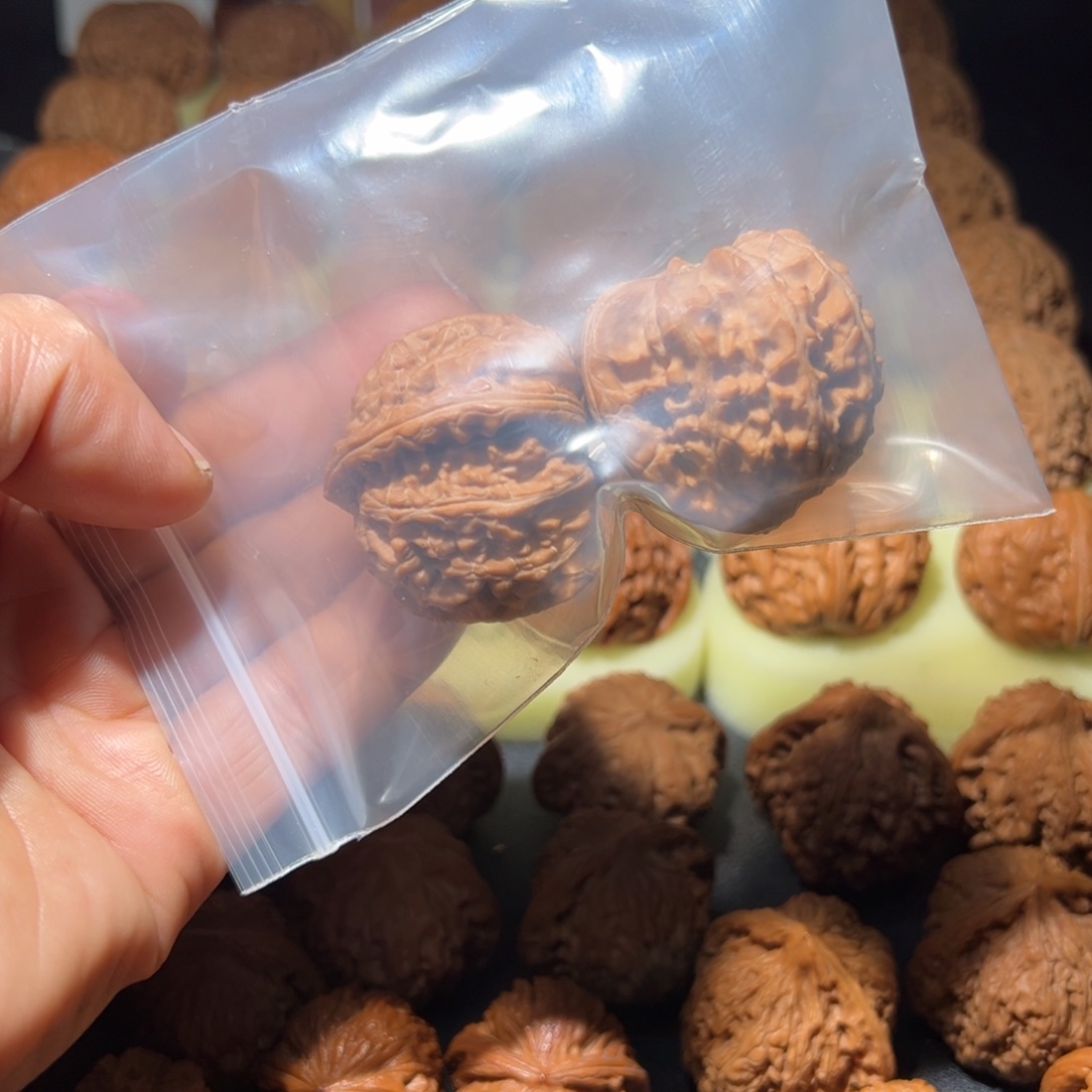 文玩核桃吊坠三角白40