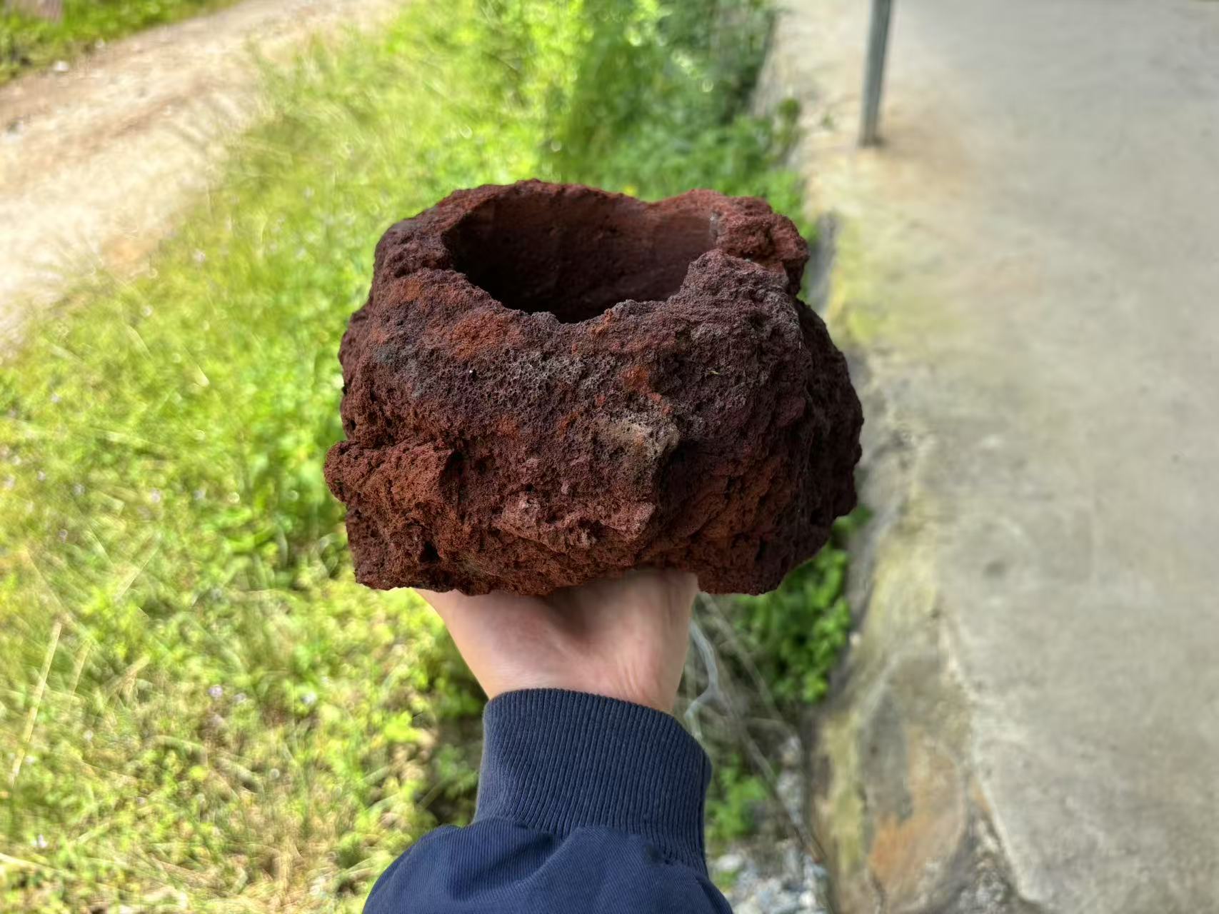 云南腾冲天然火山岩花盆透气滤水适合园艺绿植使用