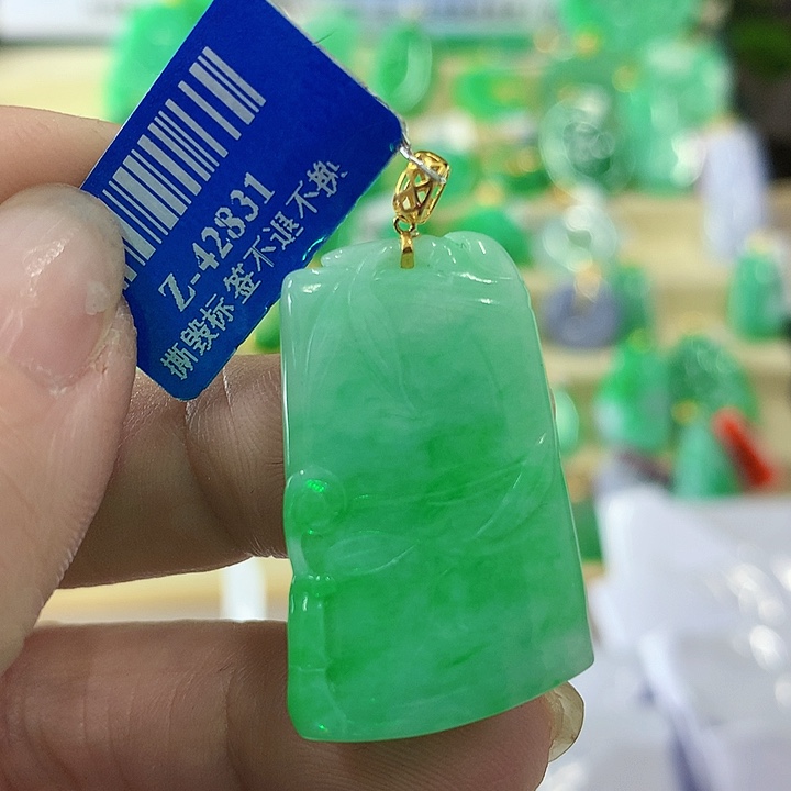 翡翠颈饰18K金镶嵌挂件