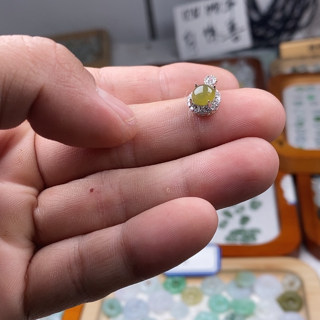 翡翠颈饰未镶嵌吊坠