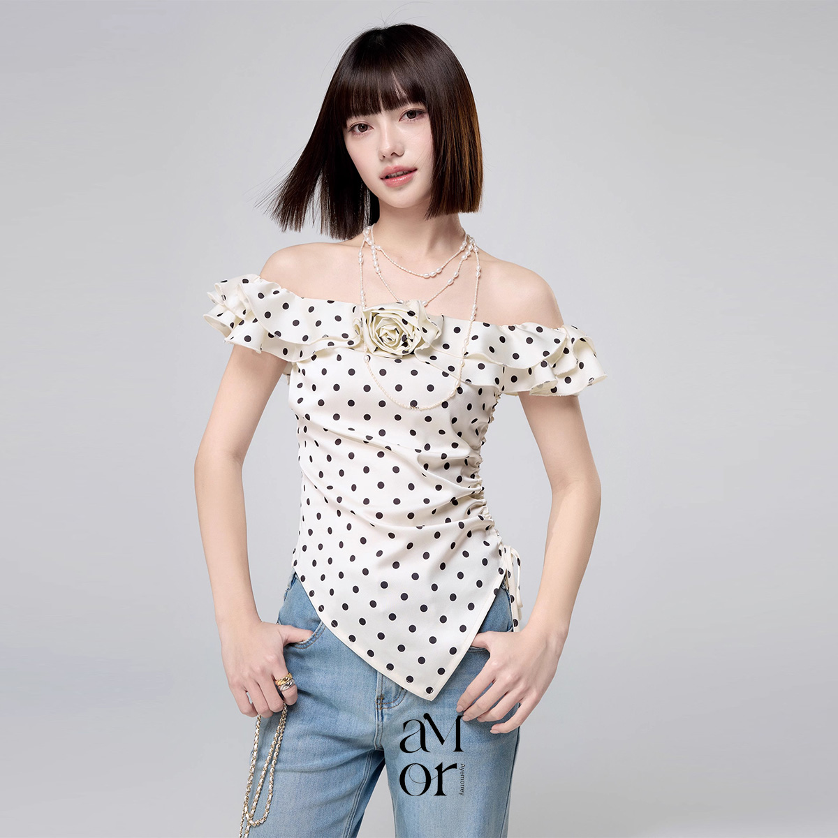 ayemorrey“波尔卡圆点” 2025夏缎面花朵波点一字肩花边上衣