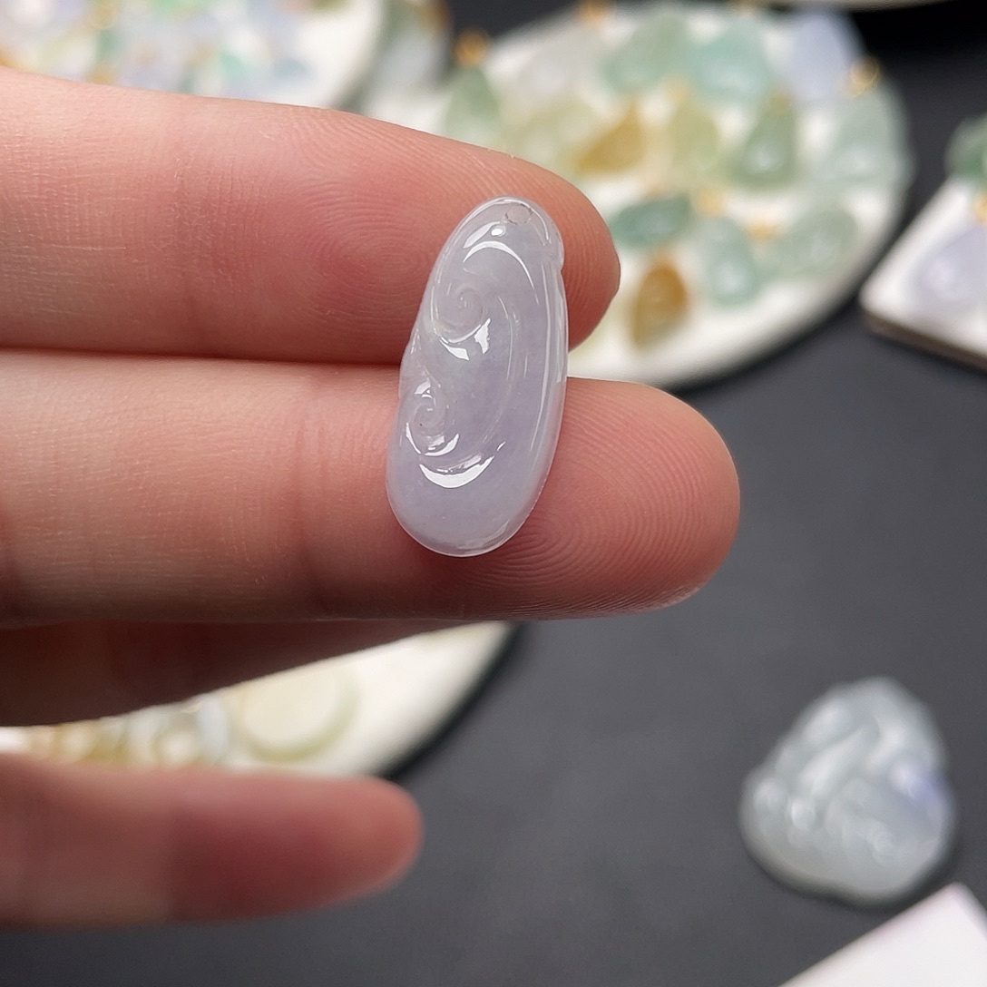 翡翠未镶嵌颈饰如意