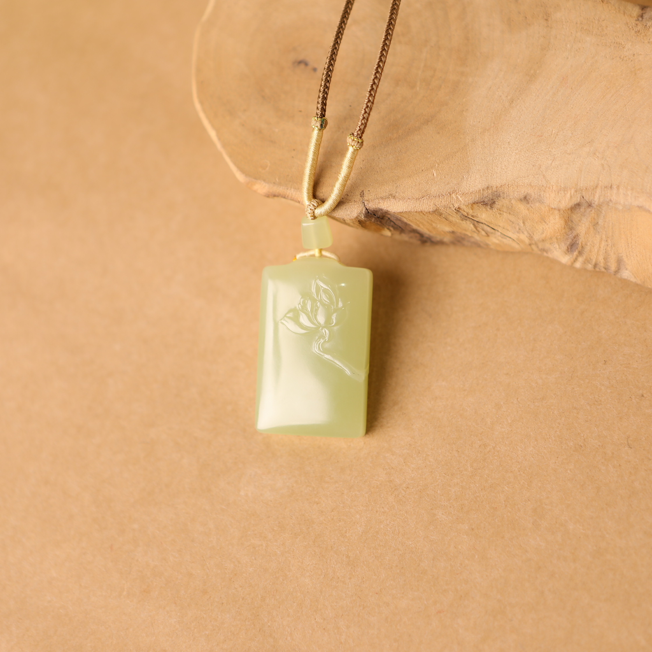  【双12特惠】黄玉荷花牌 若羌料 43.7g 2227