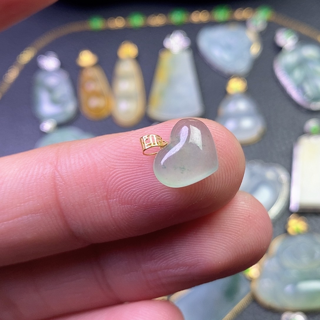 颈饰18K金镶嵌翡翠