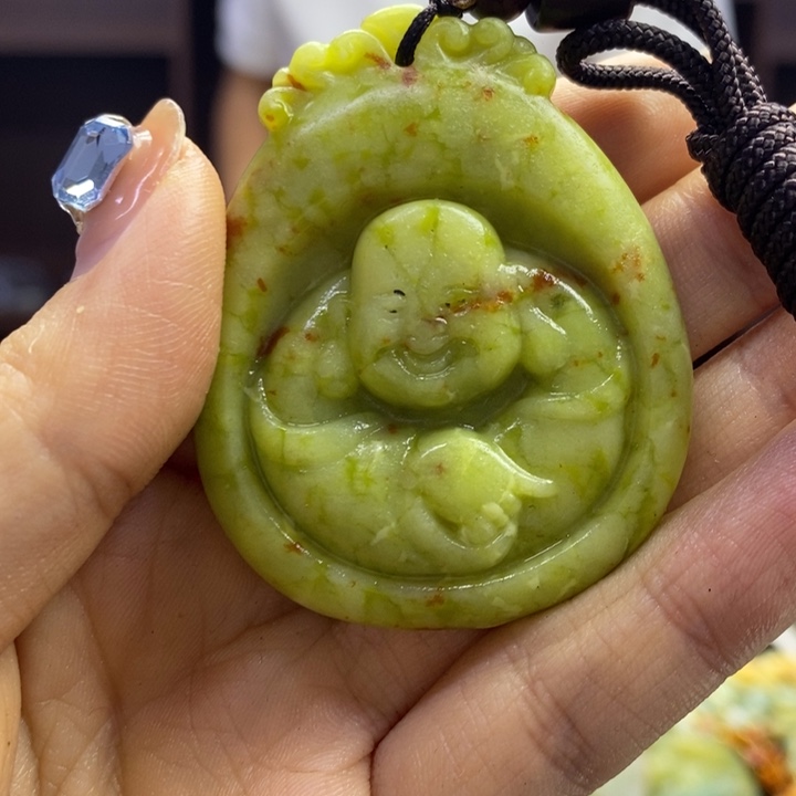 蛇纹石玉未镶嵌颈饰