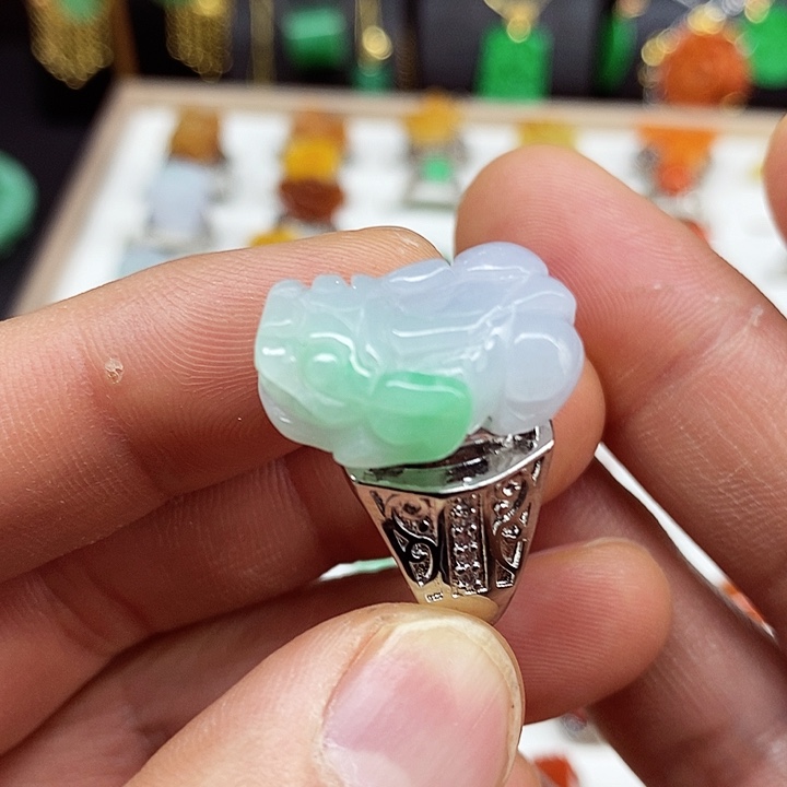 翡翠颈饰未镶嵌戒指