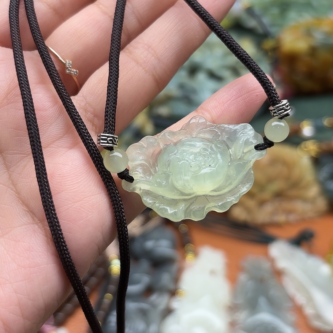 蛇纹石玉未镶嵌颈饰