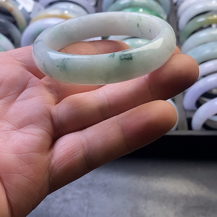 翡翠未镶嵌手镯7、正