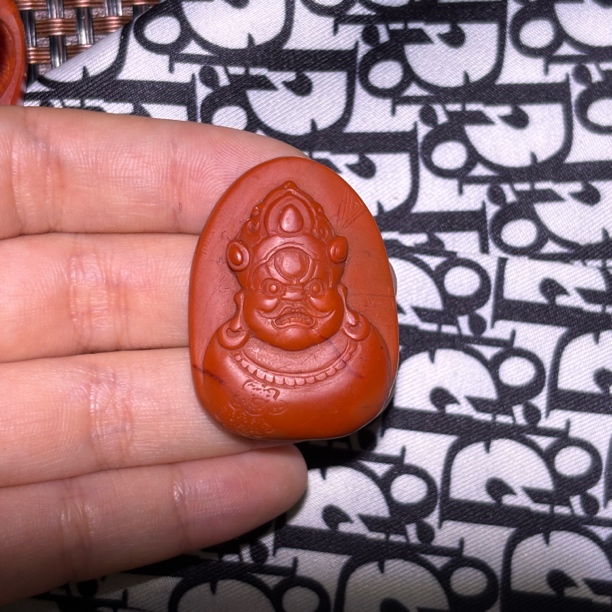 南红精雕藏式护法吊坠 | 满色满肉 神态威严尺寸27.3×36.7×10.8mm