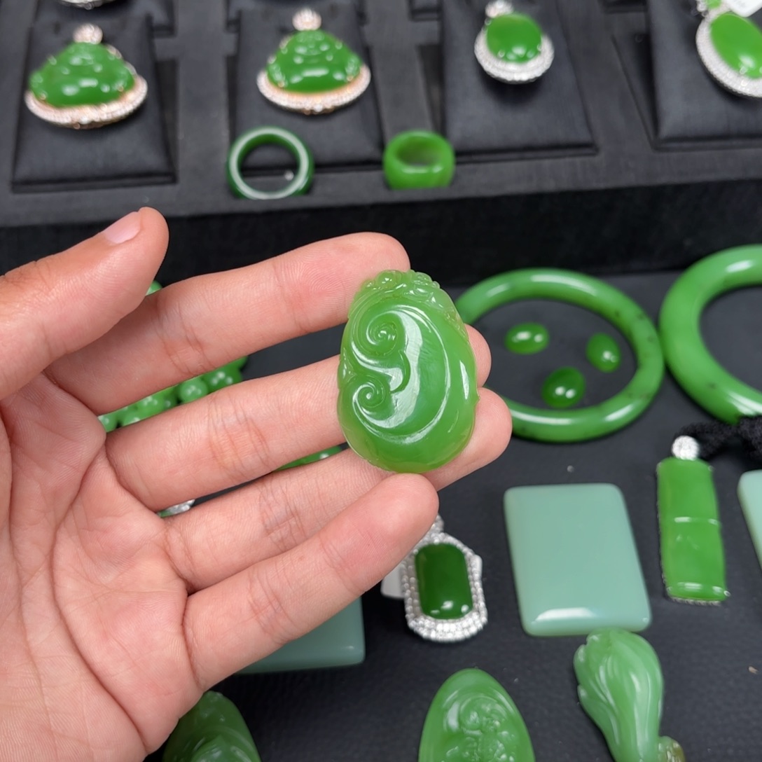 蝶***吖和田玉未镶嵌珠宝半成品