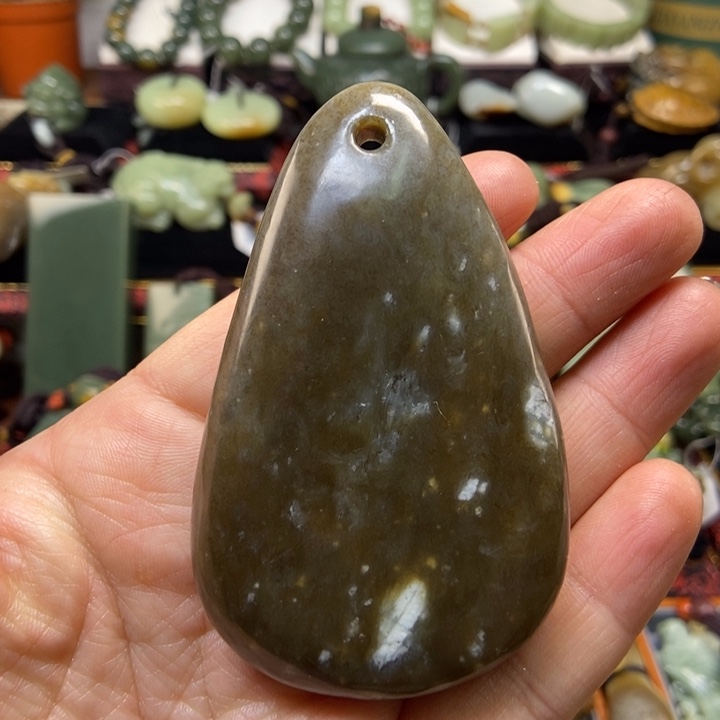 未镶嵌岫岩老玉（透闪石质玉）把件