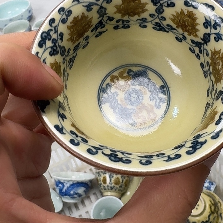 瓷片釉里金缠枝莲主人杯