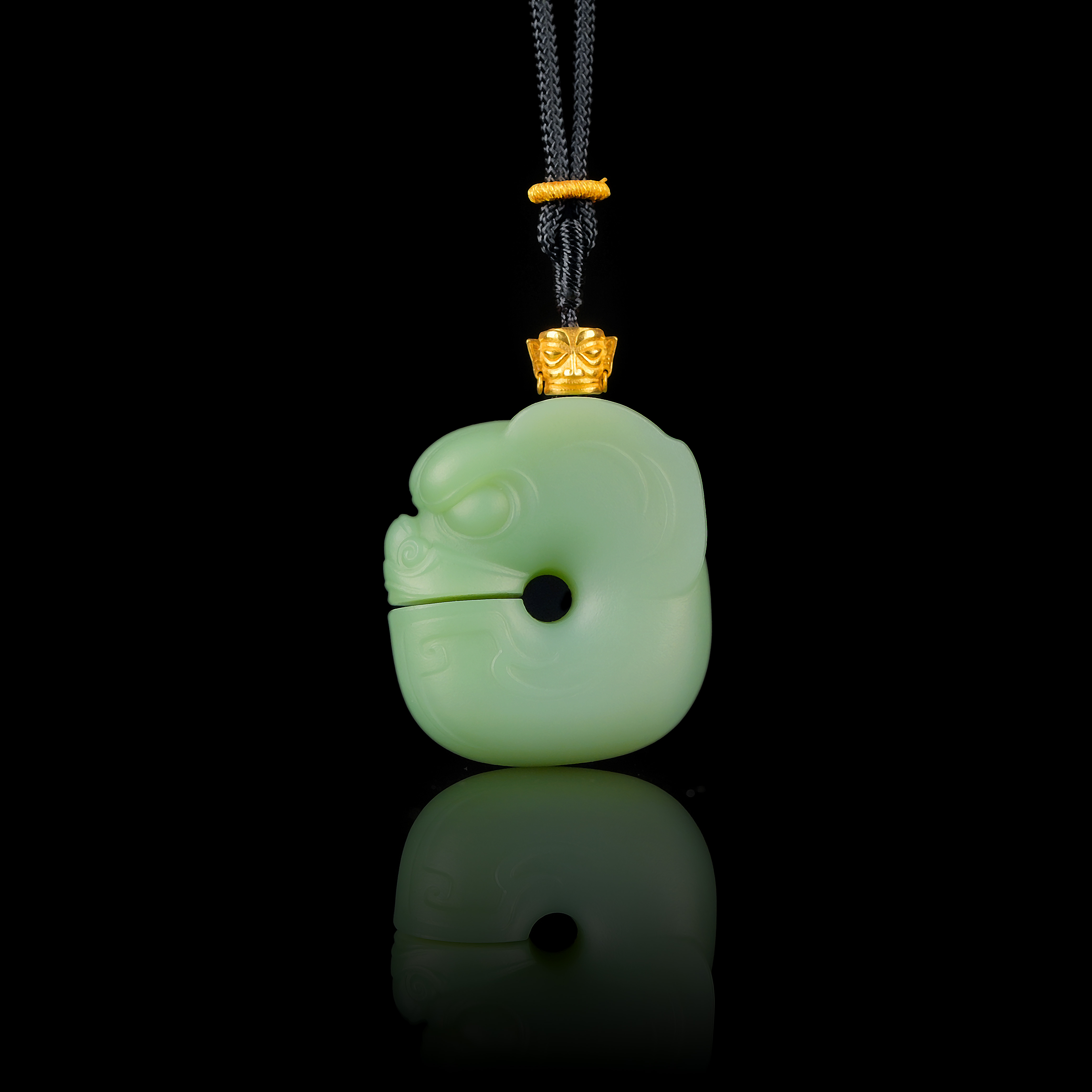 传世级 和田玉浓粉绿苏工全手工玉猪龙吊坠 32*29*12mm± H102580