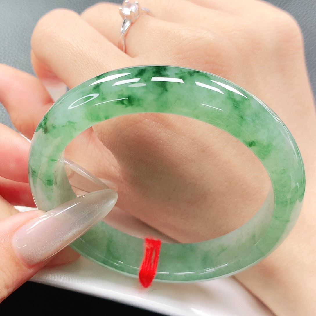 翡翠手镯未镶嵌56圈