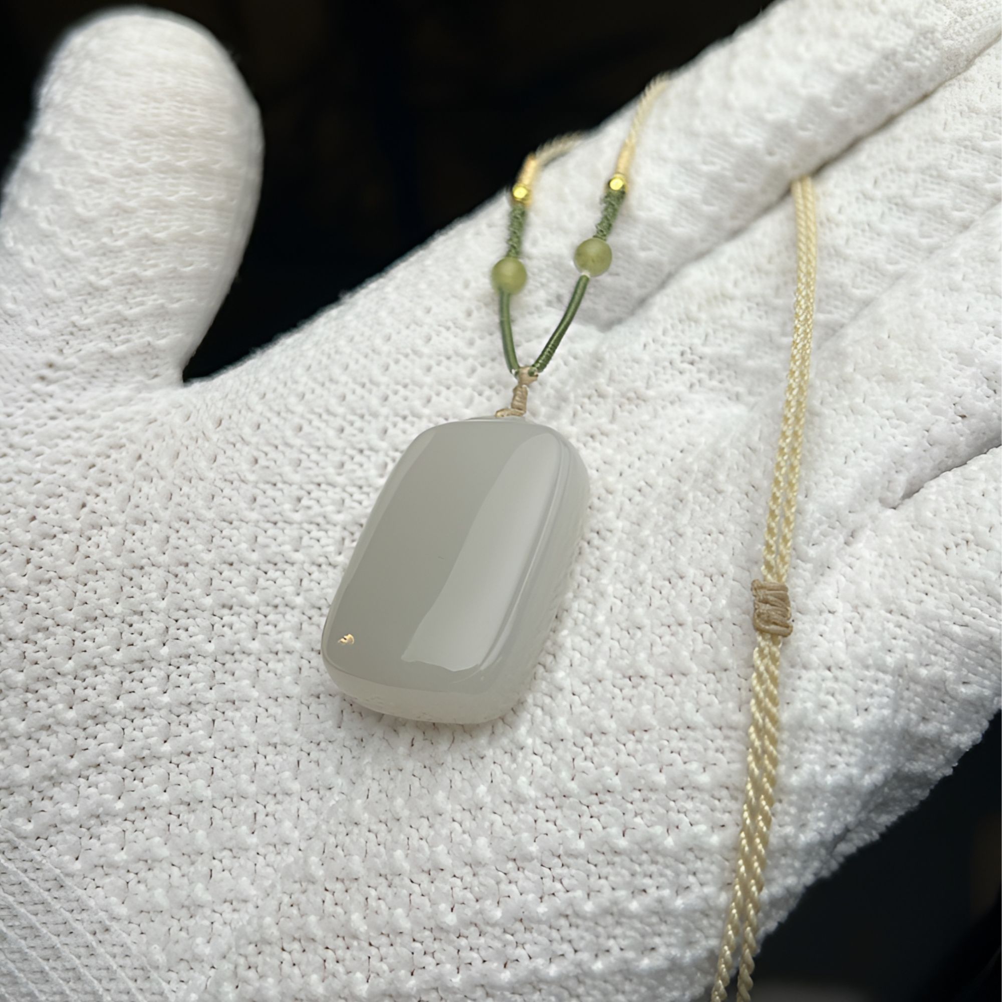 【上新了故宫·满木园】和田玉烟紫无事牌吊坠