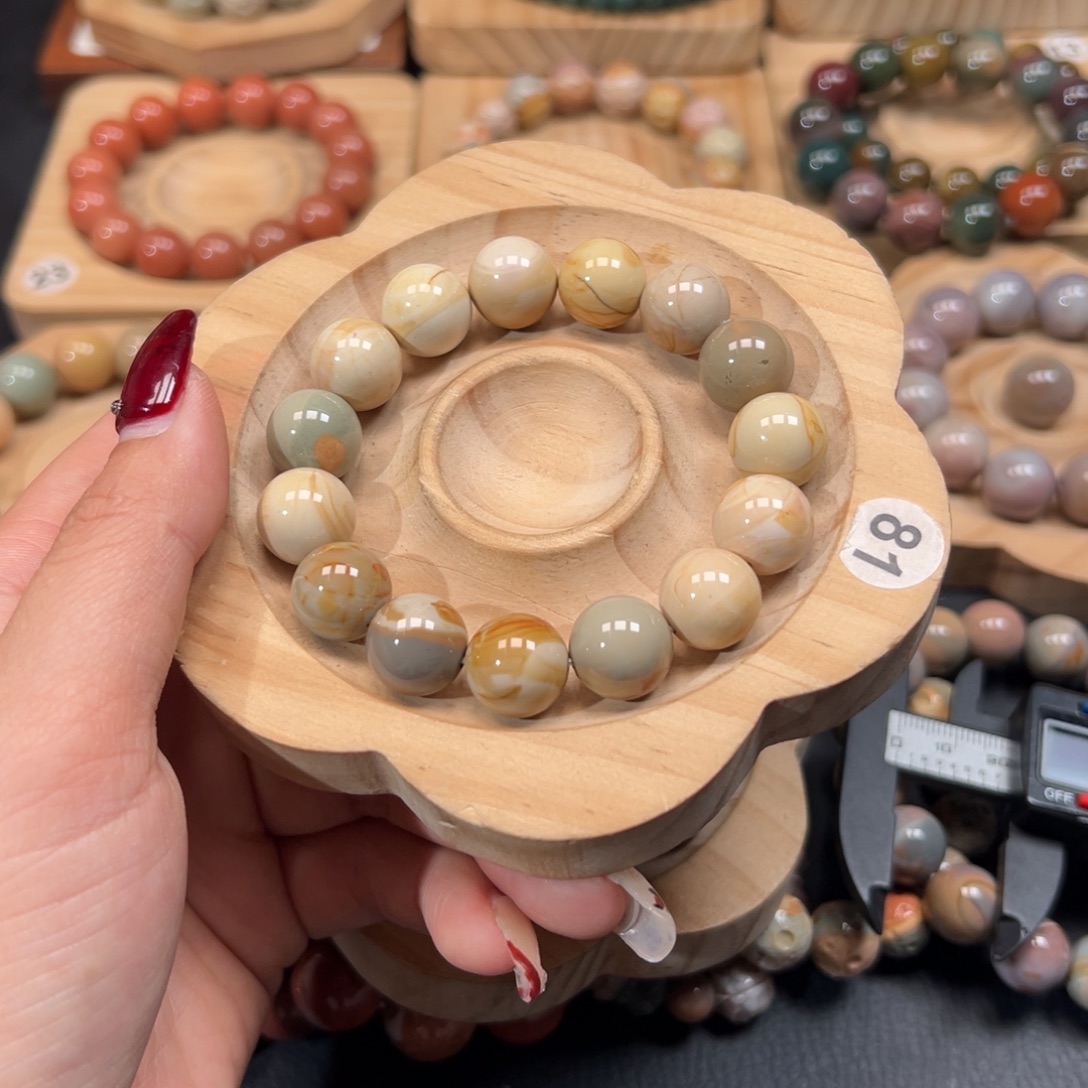 涅***记石英质玉未镶嵌手链