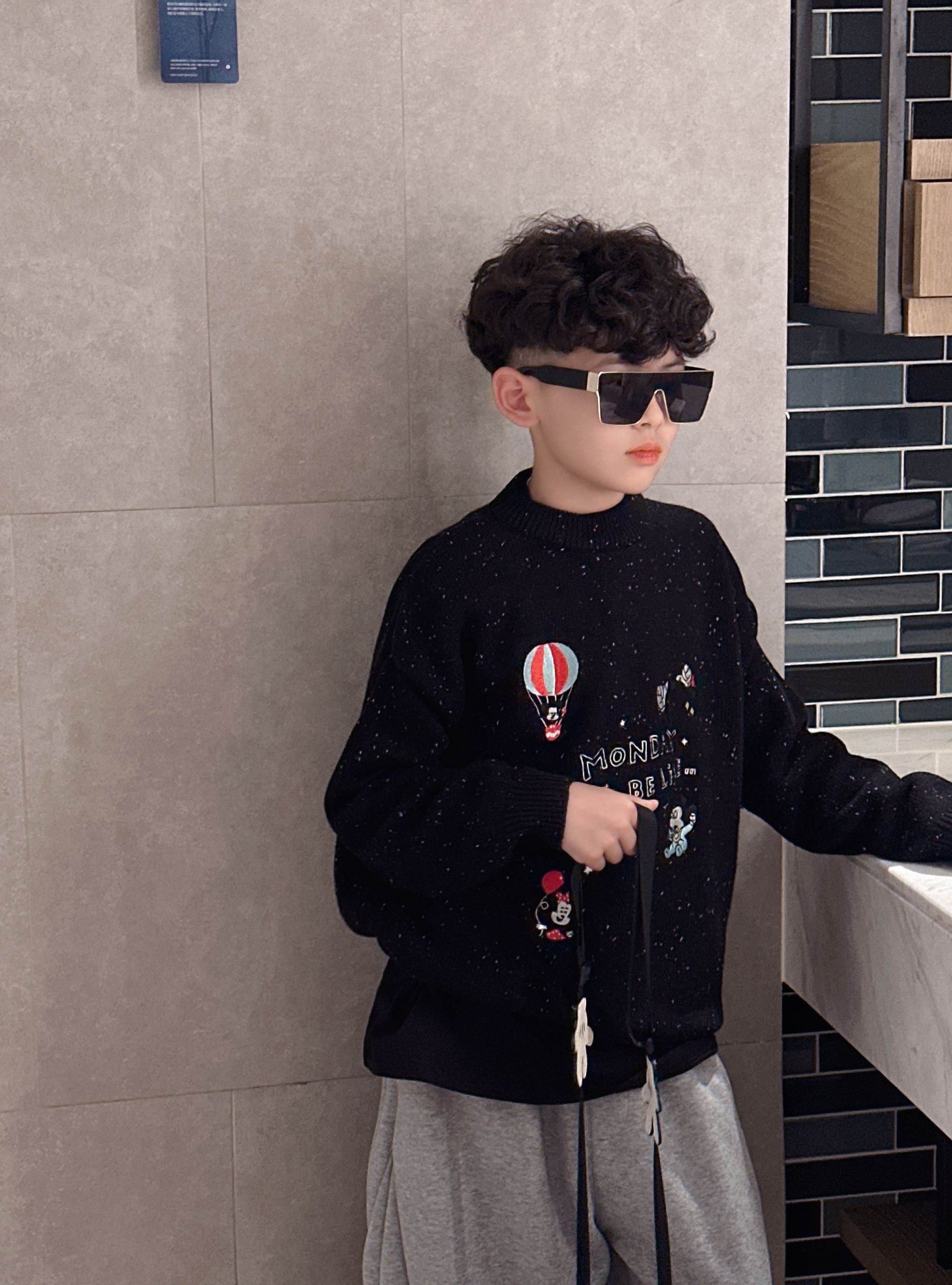 【蜡小新】【黑色气球】儿童中大童韩版毛衣，模特穿150，