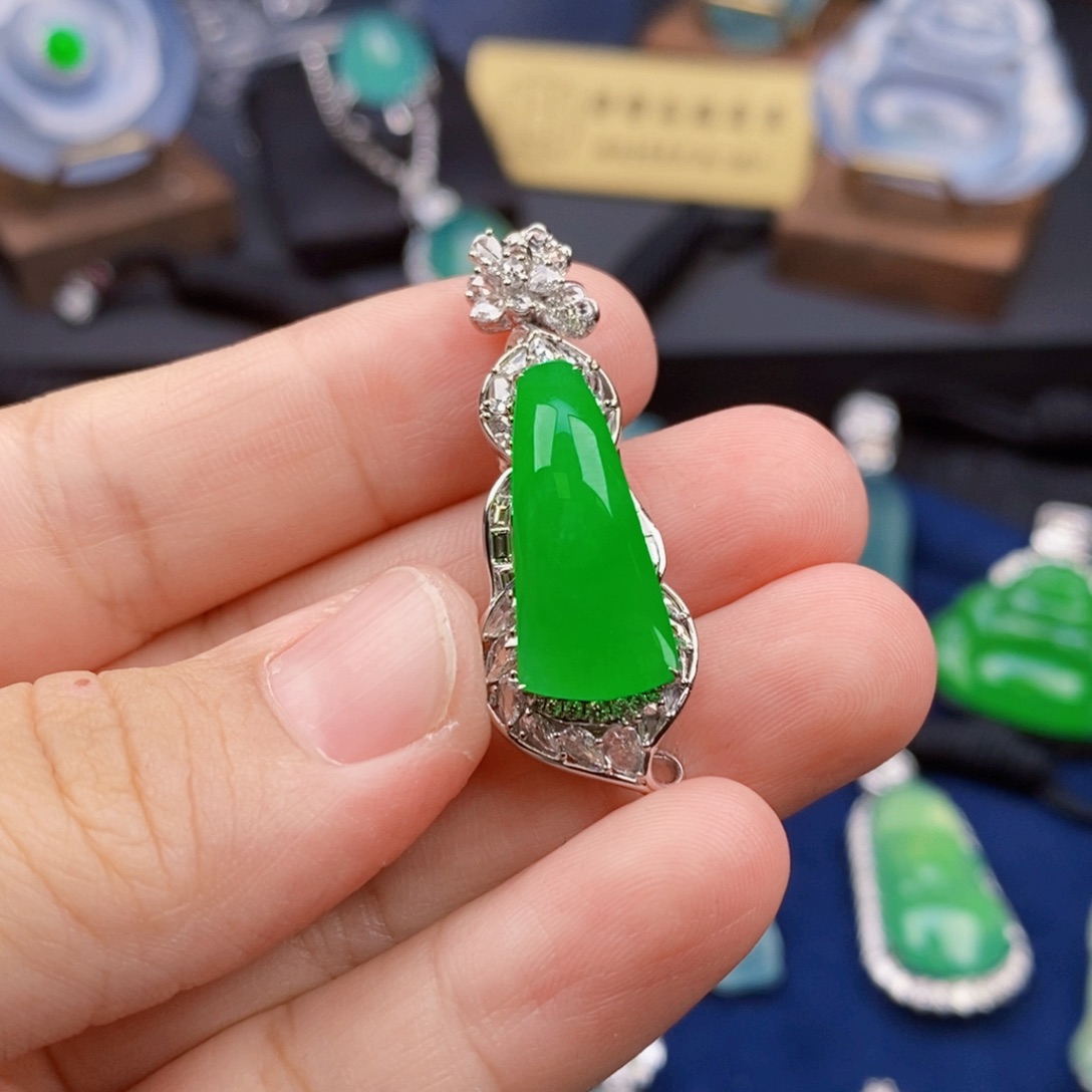 香****翡翠18K金镶嵌颈饰绿无事牌