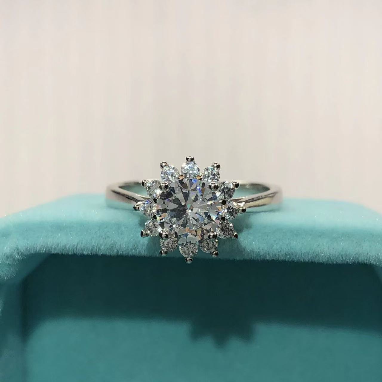  新款光臂太阳花戒指简约女款情侣结婚经典