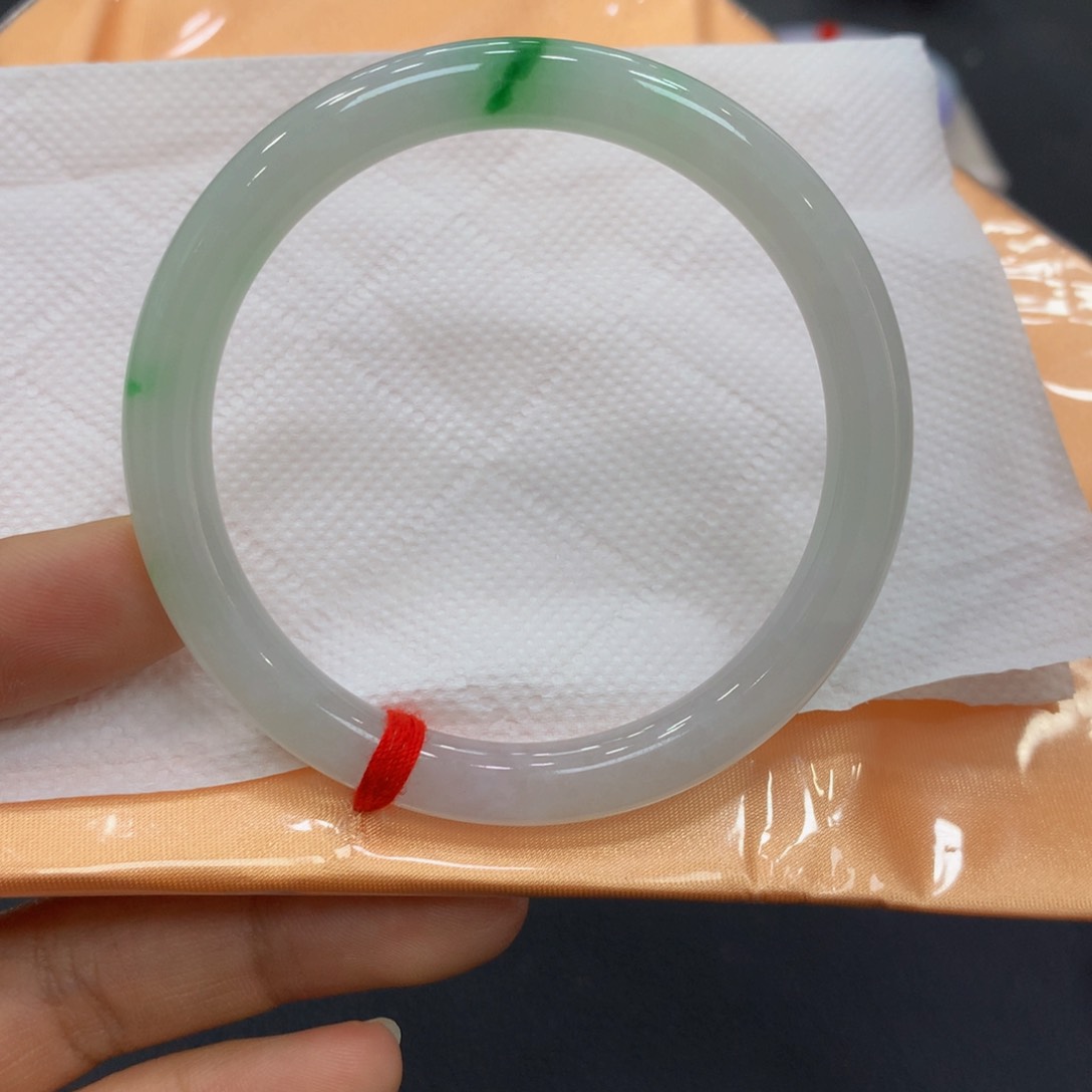 翡翠手镯未镶嵌翡翠