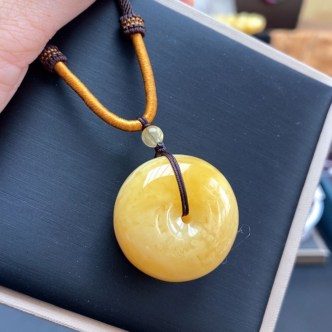 蜜蜡吊坠(赠链)未镶嵌很****着