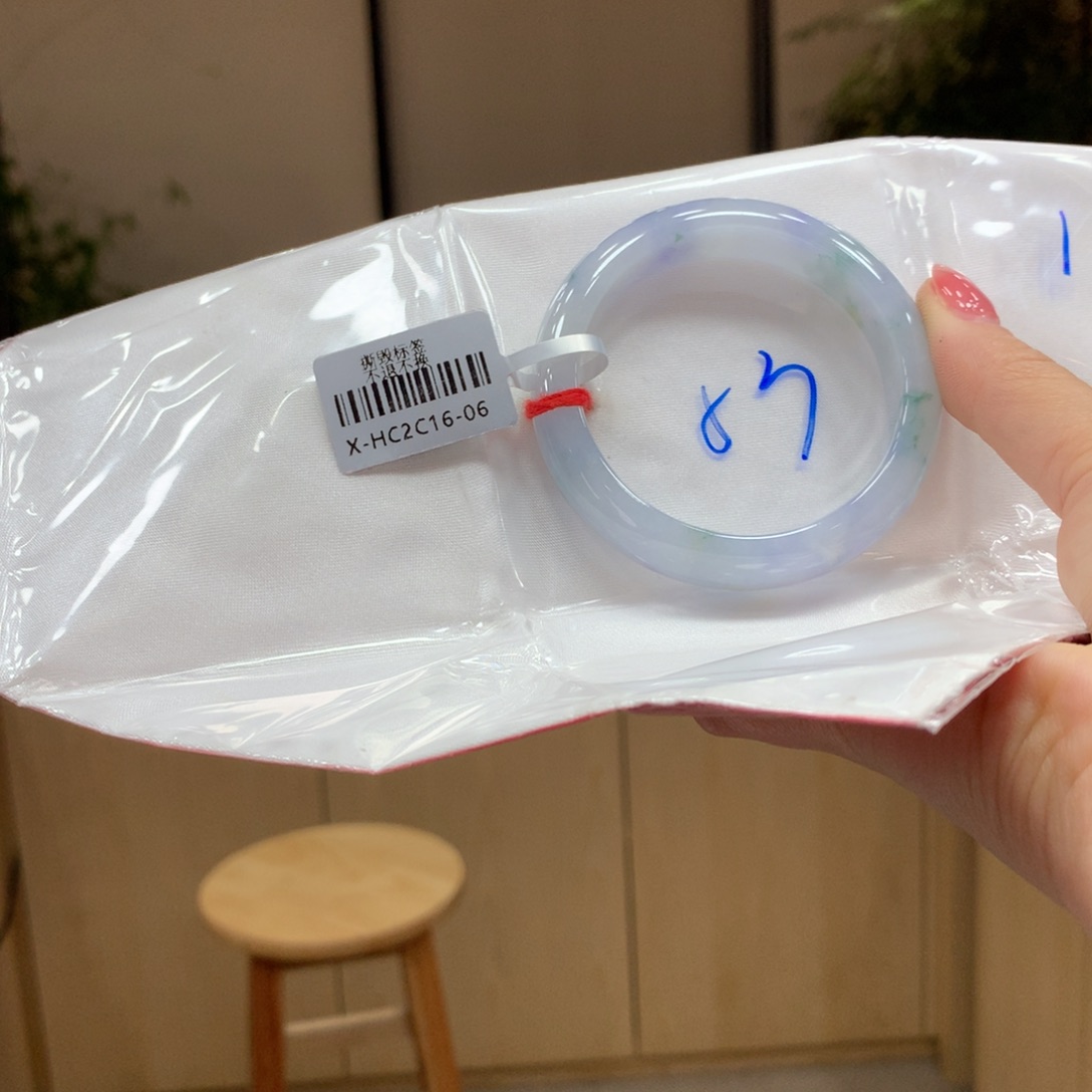 翡翠手镯未镶嵌不退不换