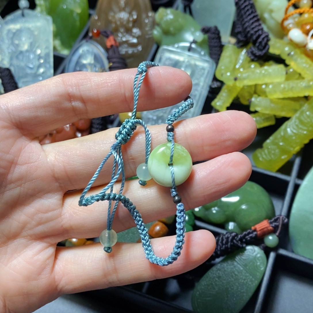 蛇纹石玉未镶嵌颈饰