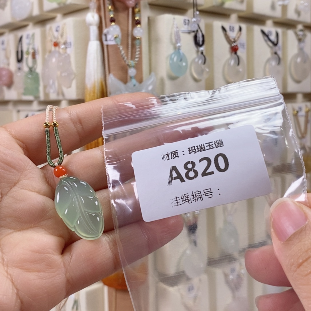 十***。玛瑙/玉髓未镶嵌颈饰