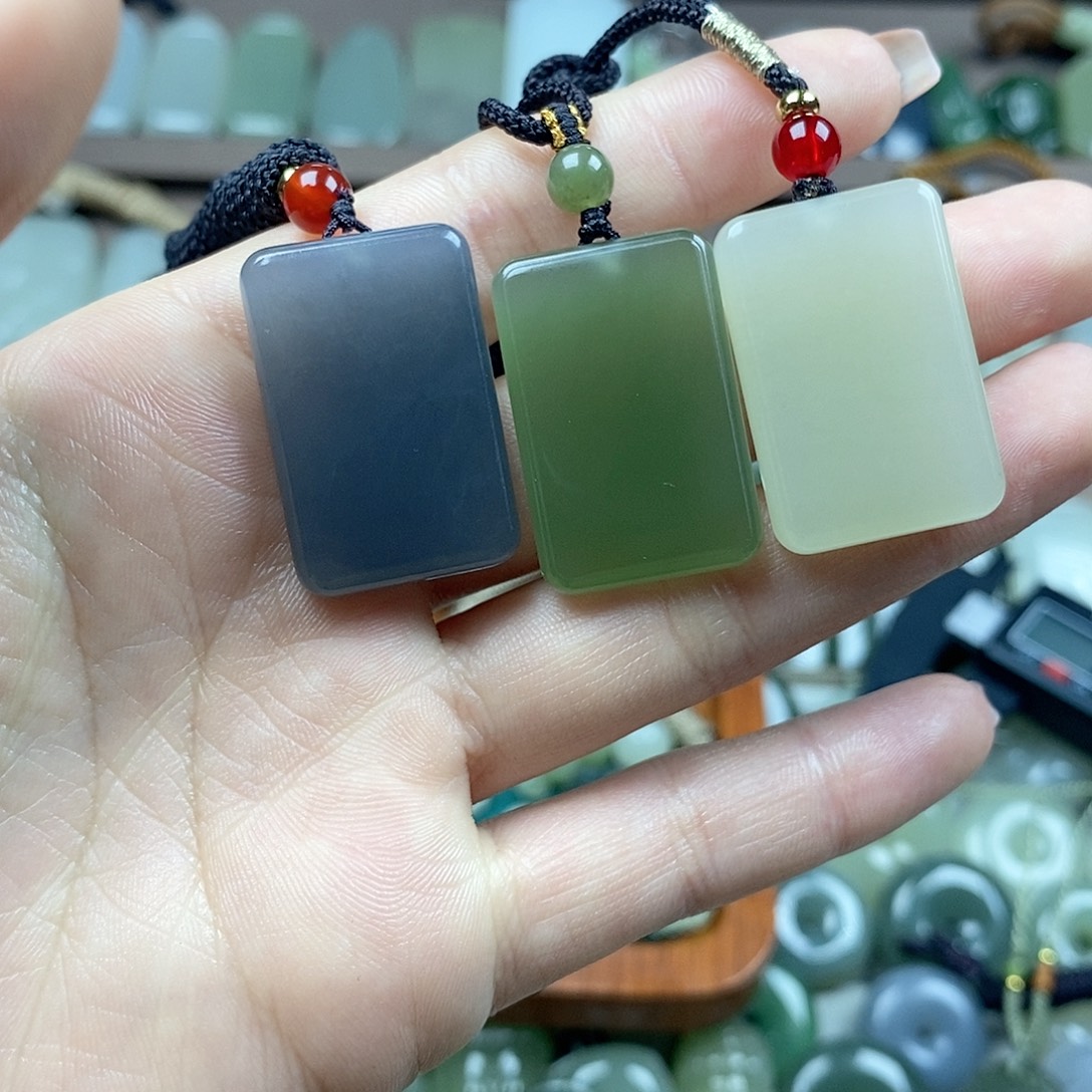 和田玉未镶嵌颈饰无事牌