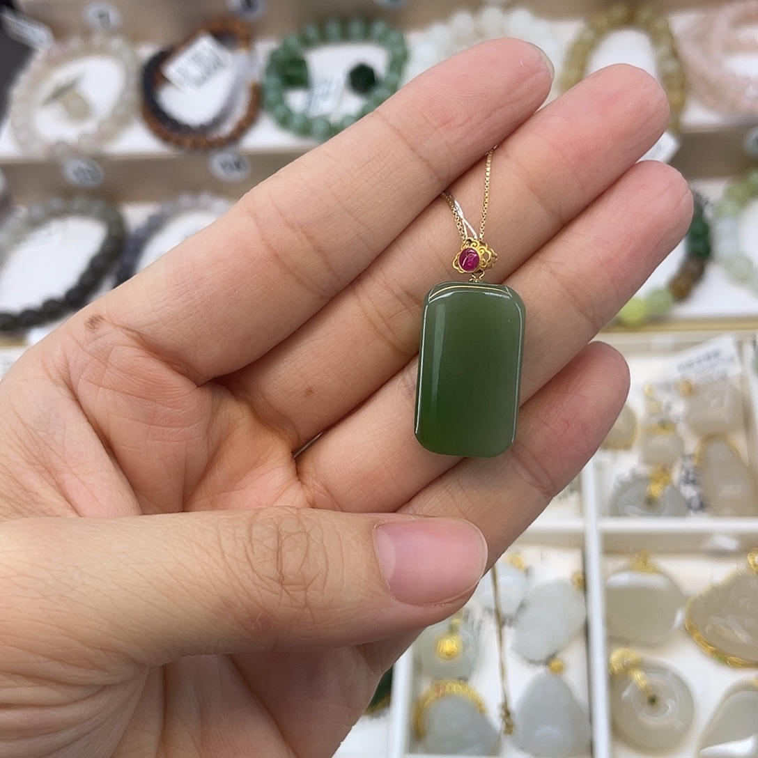 和田玉18K金镶嵌吊坠(赠链)