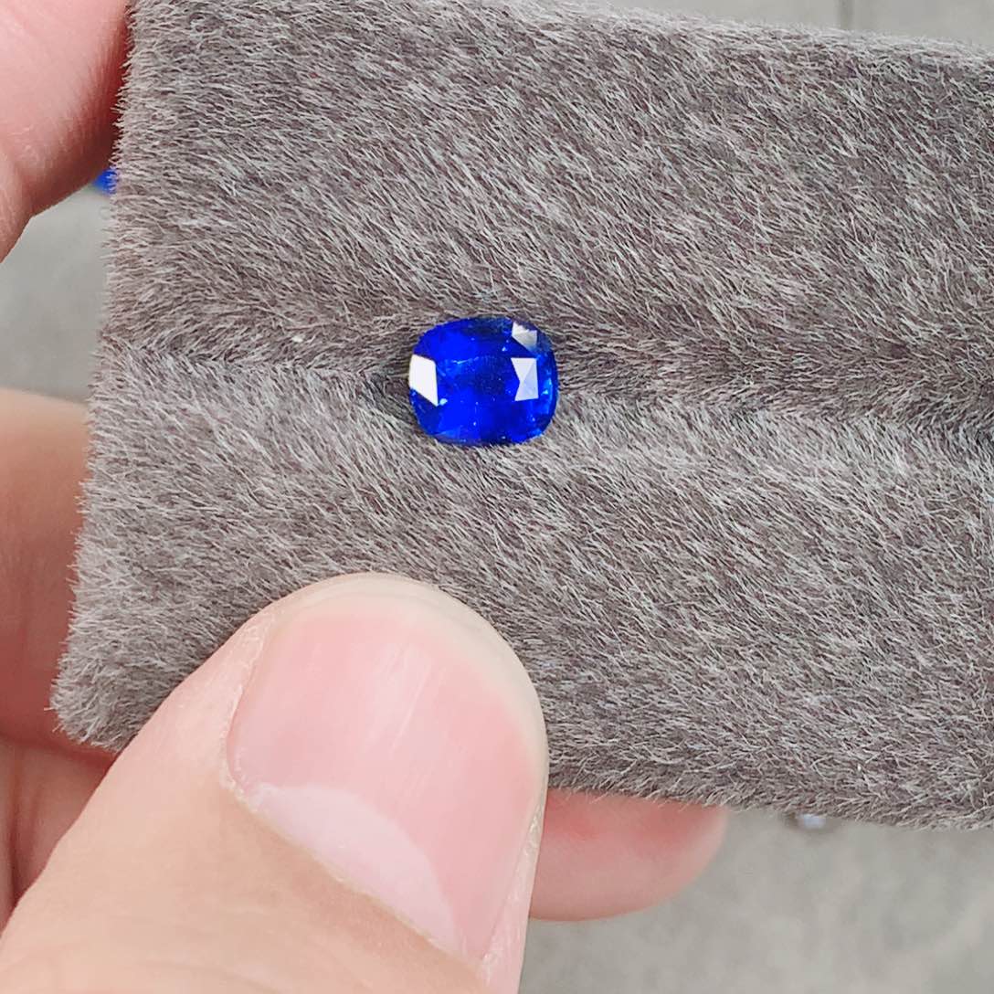 蓝宝石裸石未镶嵌1.56ct 皇家蓝蓝宝石丝绒质感