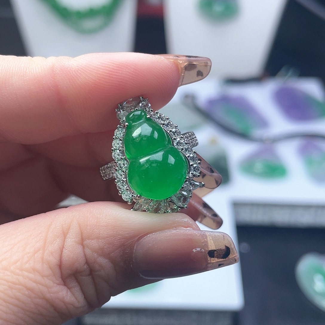 翡翠吊坠(赠链)未镶嵌