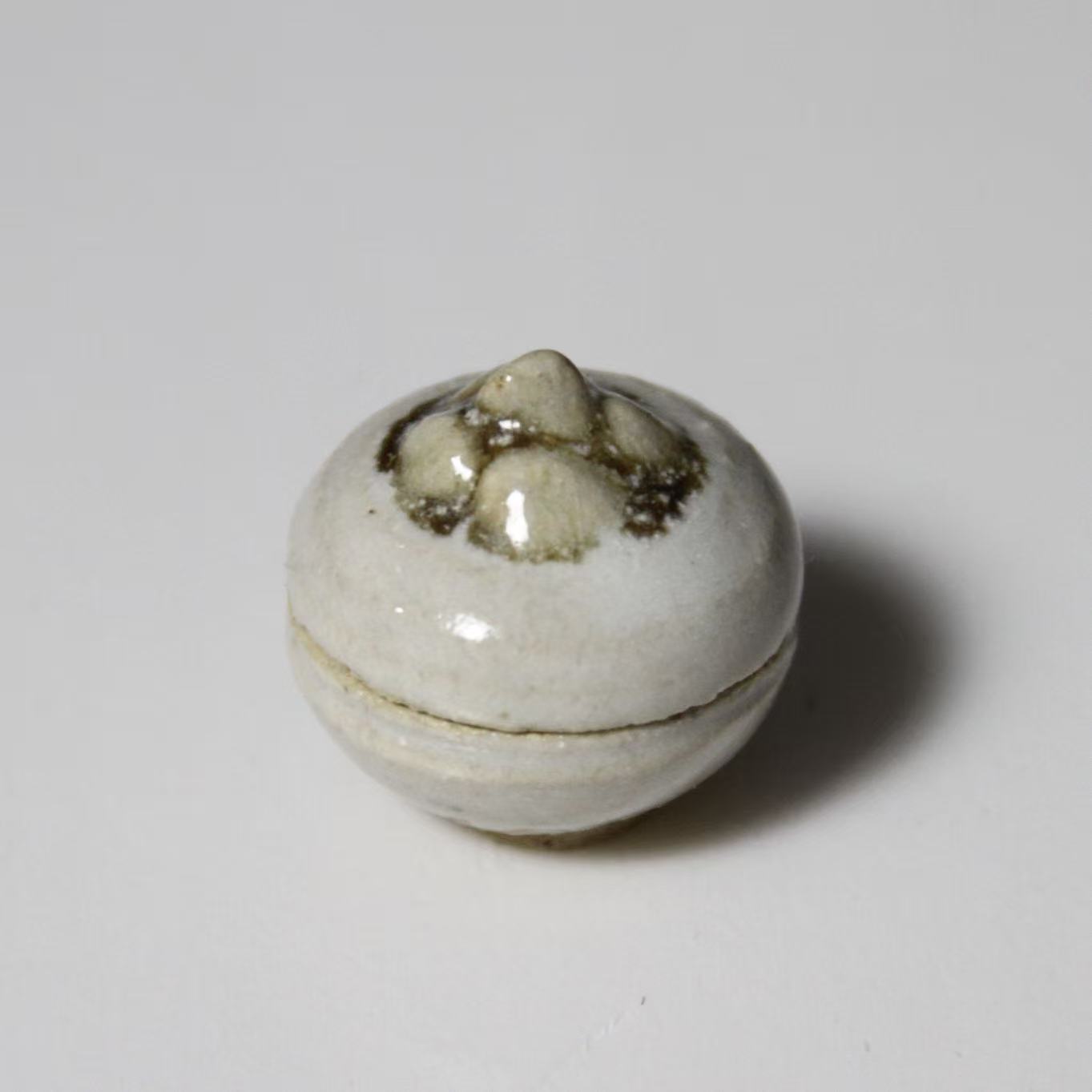 （6）白釉点彩堆塑袖珍油盒