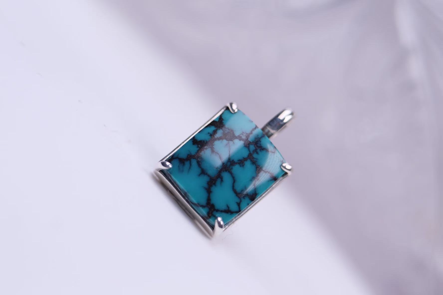 湖北十堰天然原矿绿松石设计款方形吊坠复古银镶嵌简约时尚百搭款