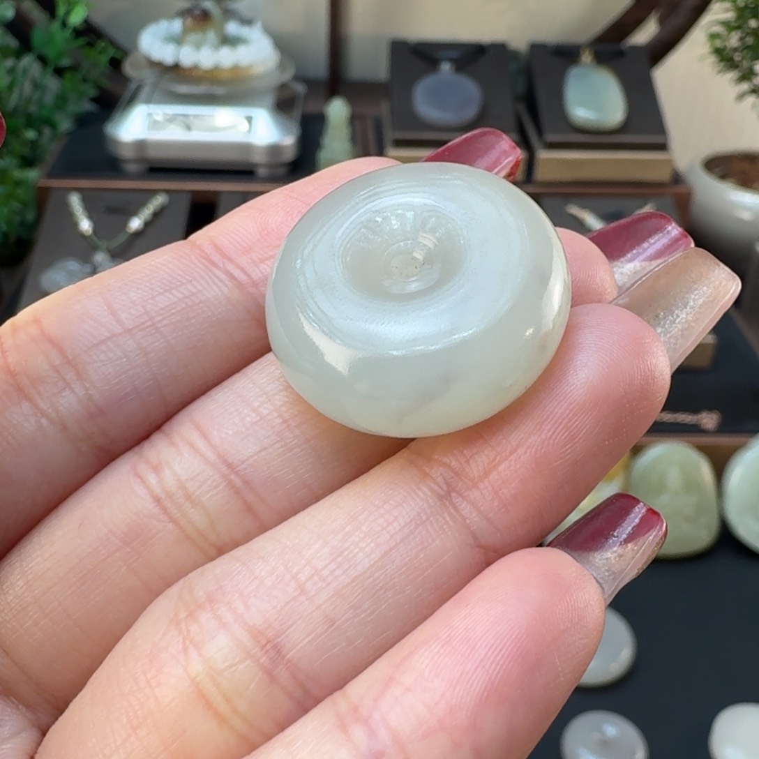 和田玉颈饰未镶嵌卡***铭