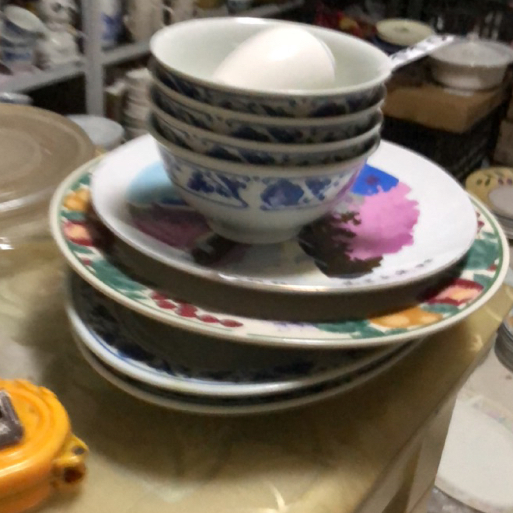 陶瓷盘子和四个青花碗