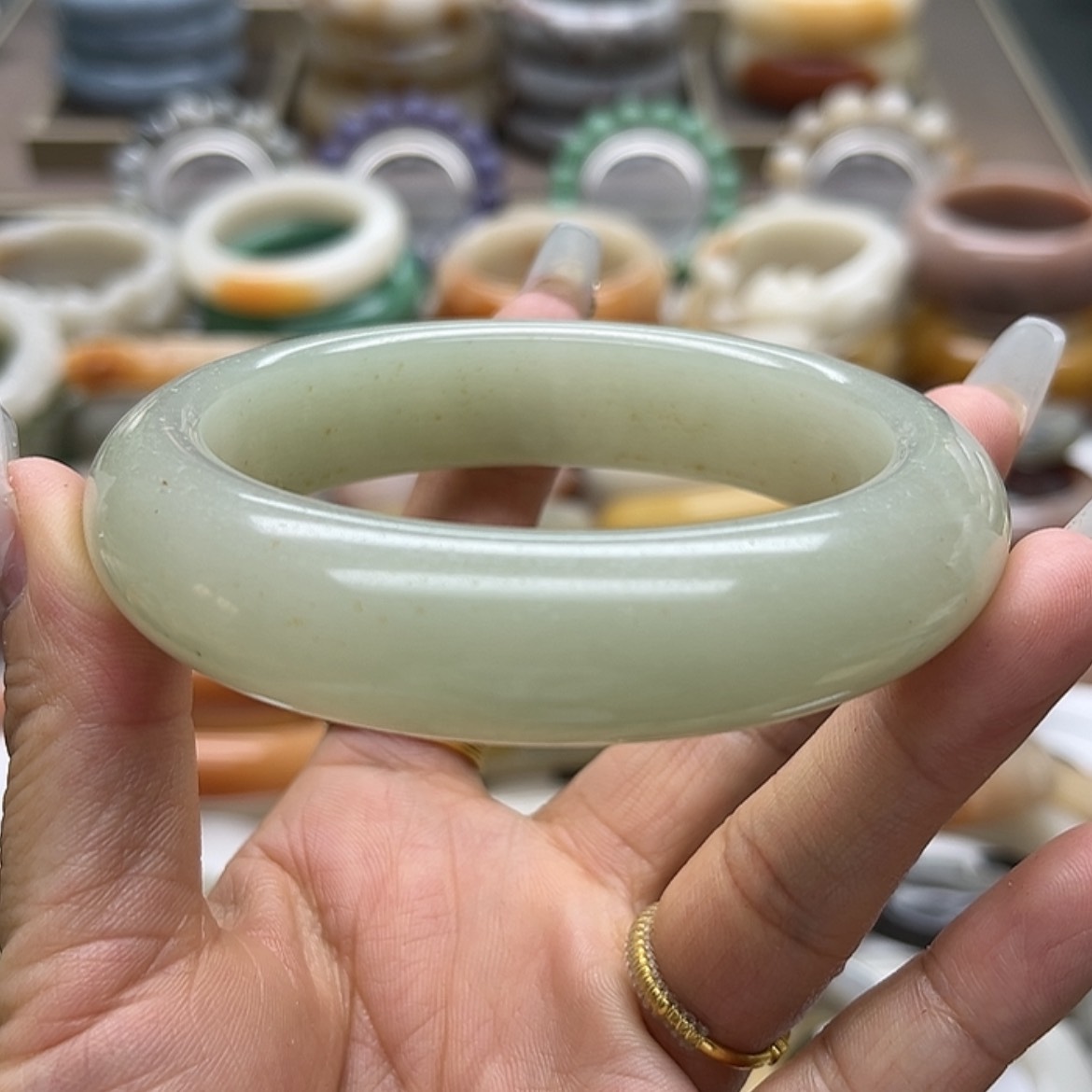 【闪购商品】石英质玉手镯未镶嵌64口微瑕福利