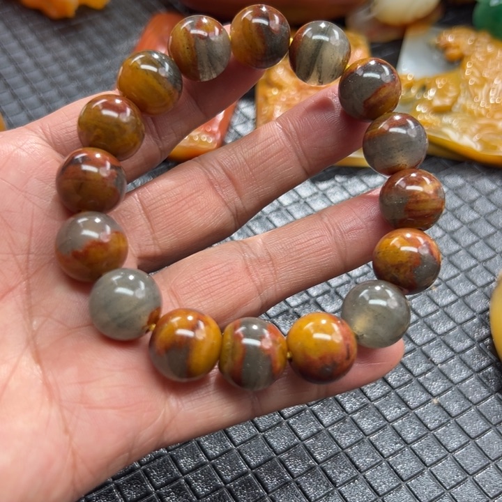 石英质玉（黄龙玉）颈饰未镶嵌木***室